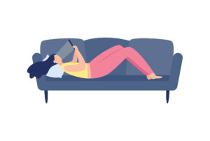 女性がソファの上でスマホを操作している画像